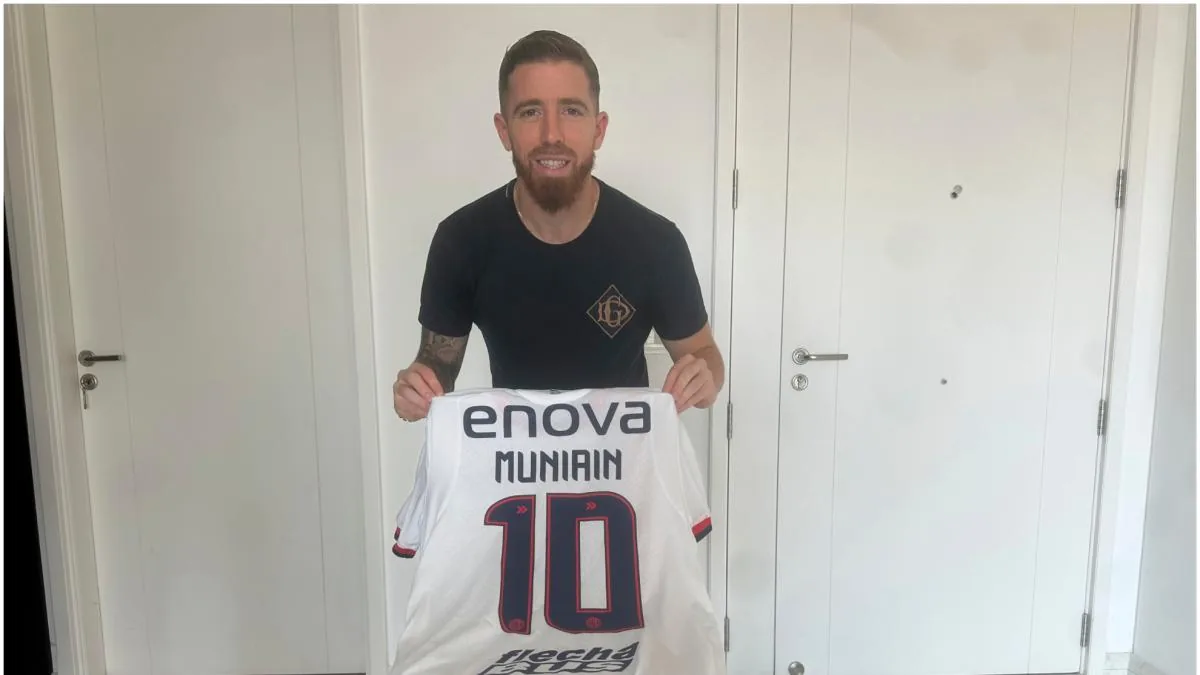 Iker Muniain presentándose como nuevo entrenador en la plaza de San Lorenzo de Almagro