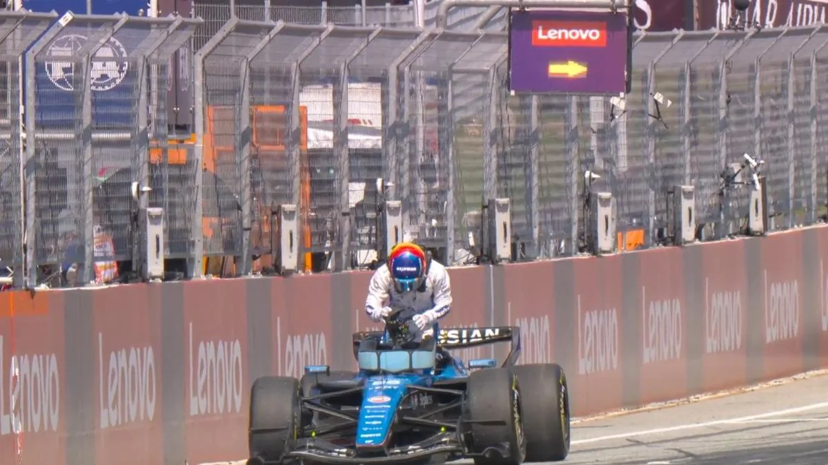 Carlos Sainz vive otra pesadilla en Williams: motor falla y lo deja fuera en 2026