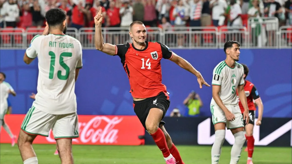 Futbolista austriaco celebrando el gol de clasificación tras superar lesiones en sus rodillas