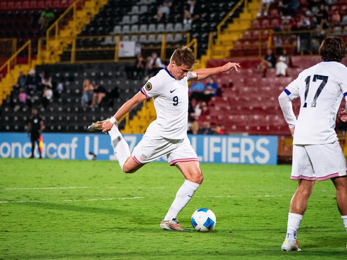 Chase Adams jugando con la Selección Sub-17 de Estados Unidos en un partido clasificatorio