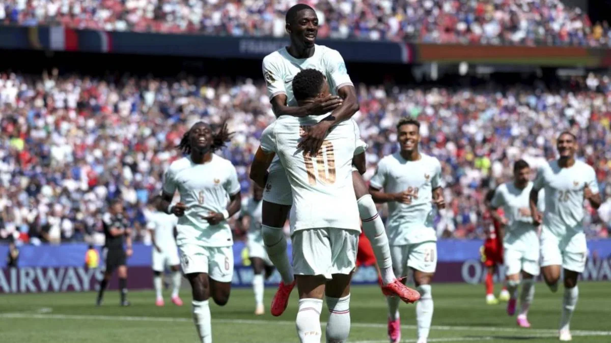 Jugadores de la selección de Francia celebrando su victoria contra Noruega en el campo de juego