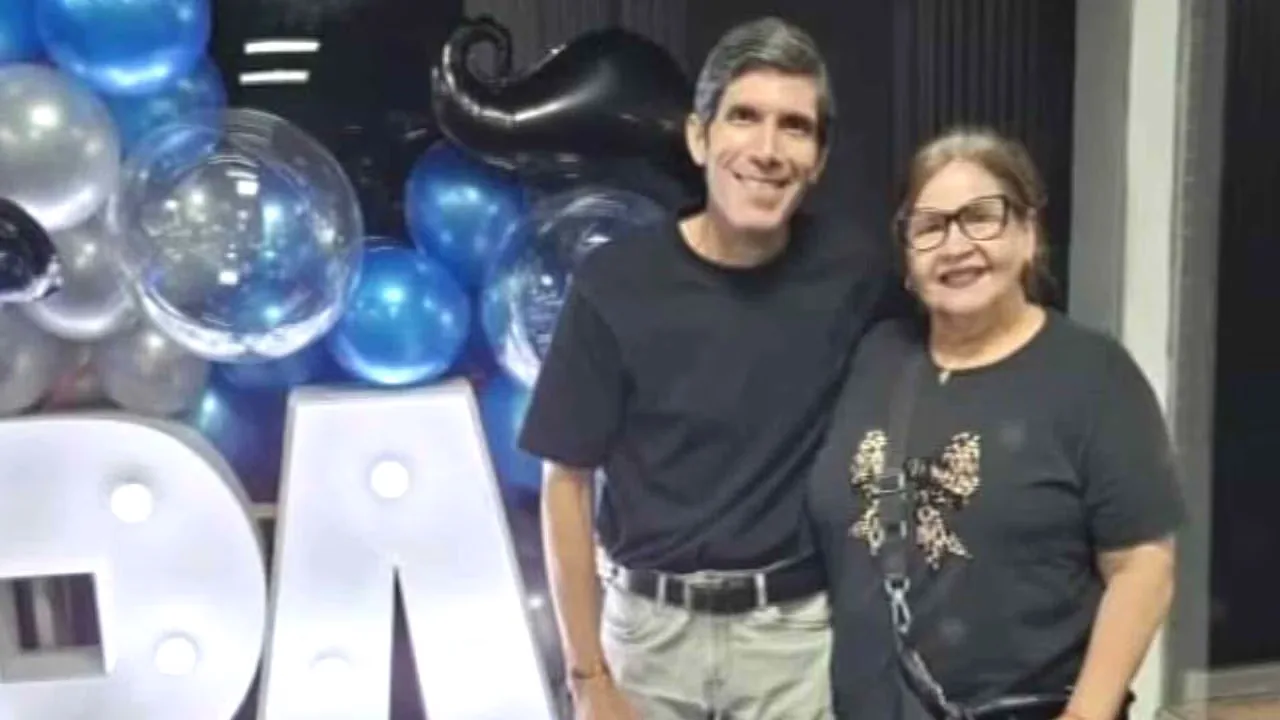 Venezolano emocionado hablando por teléfono buscando noticias sobre sus padres en Venezuela