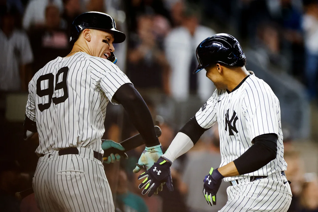 Aaron Judge en el estadio con el uniforme de los Yankees ante la noticia de Juan Soto