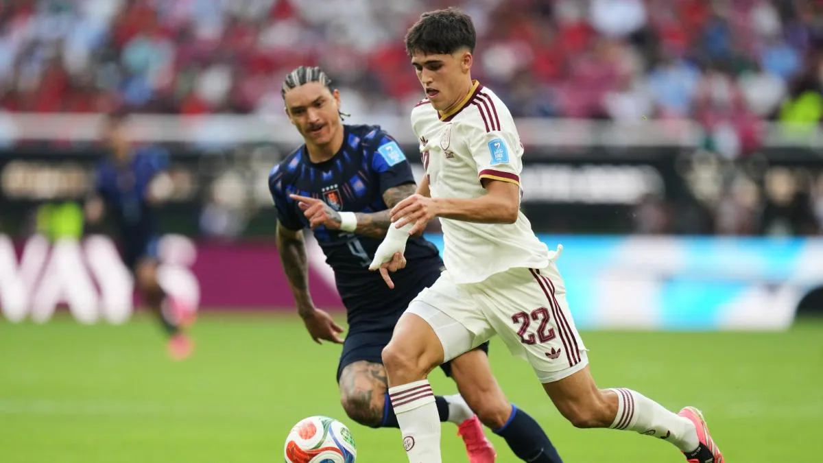 Pau Cubarsí jugando con la selección española de fútbol en el Mundial