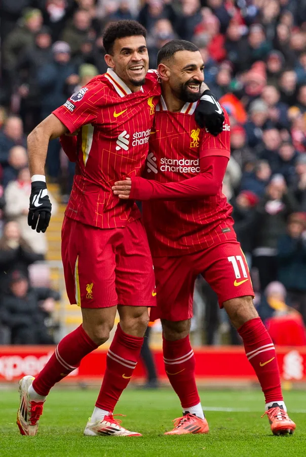 Luis Díaz celebrando su gol y asistiendo el penal con la camiseta del Liverpool