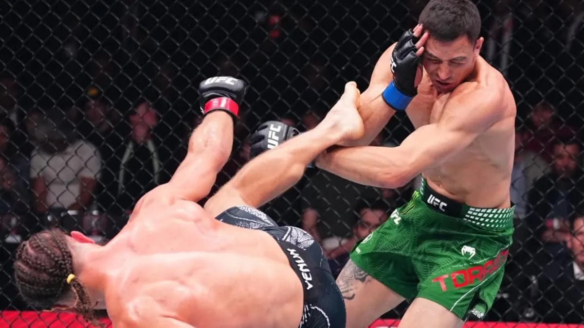 Rafael Fiziev conectando una patada giratoria que derriba a Manuel Torres en el octágono de UFC Baku