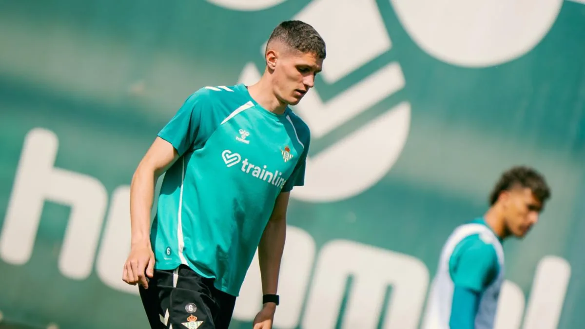 Sergi Altimira celebrando con la camiseta del Real Betis antes de su traspaso al Sporting de Portugal