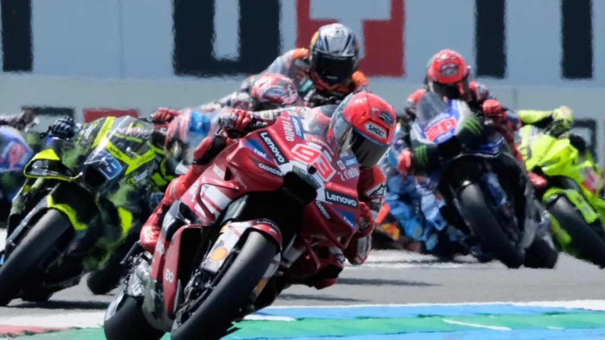 Marc Márquez celebrando su llegada a meta en el GP de Países Bajos tras evitar lesiones