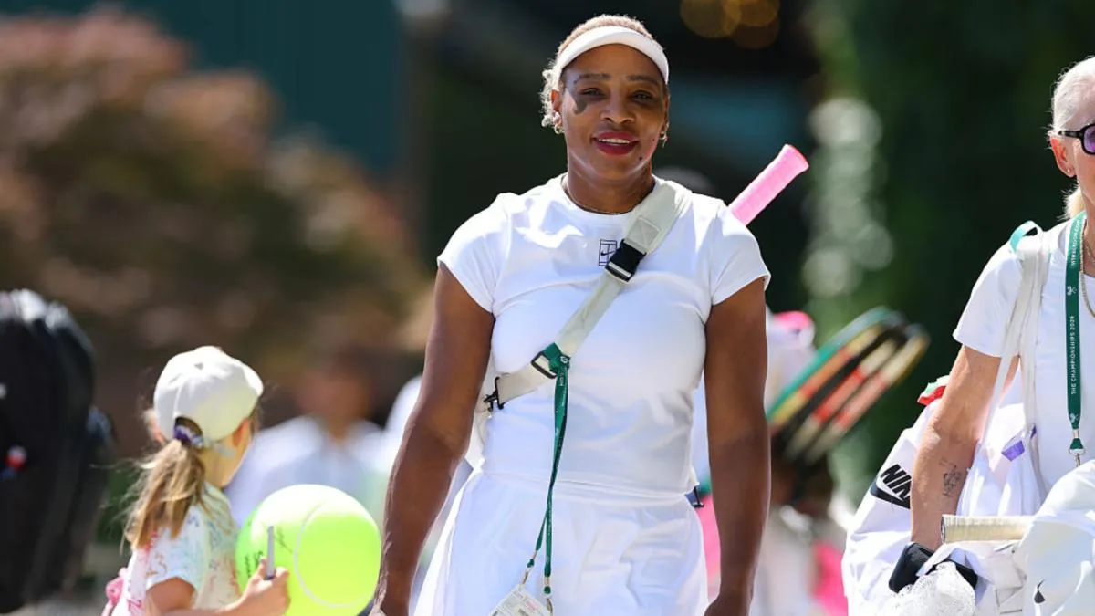 Serena Williams saludando al público en los Campos de Wimbledon durante su retorno al torneo.