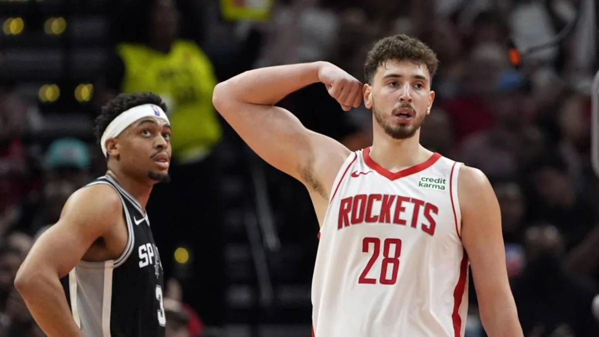 Labaron Philon Jr. de los Philadelphia 76ers y Alperen Sengun de los Houston Rockets en acción en una cancha de baloncesto