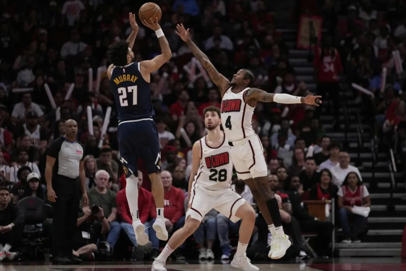 Jugadores de los Denver Nuggets y Miami Heat en la cancha durante una jornada clave de la NBA