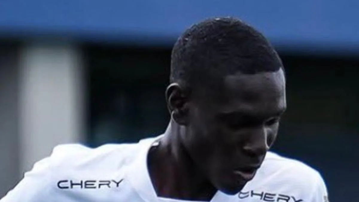Josué Caicedo firmando su cesión al FC Barcelona procedente de la Liga de Quito.