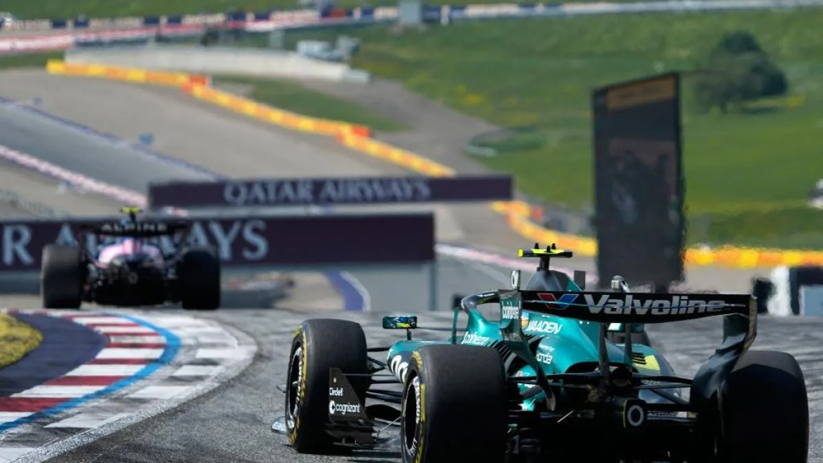 Fernando Alonso pilotando su monoplaza Aston Martin en la Fórmula 1
