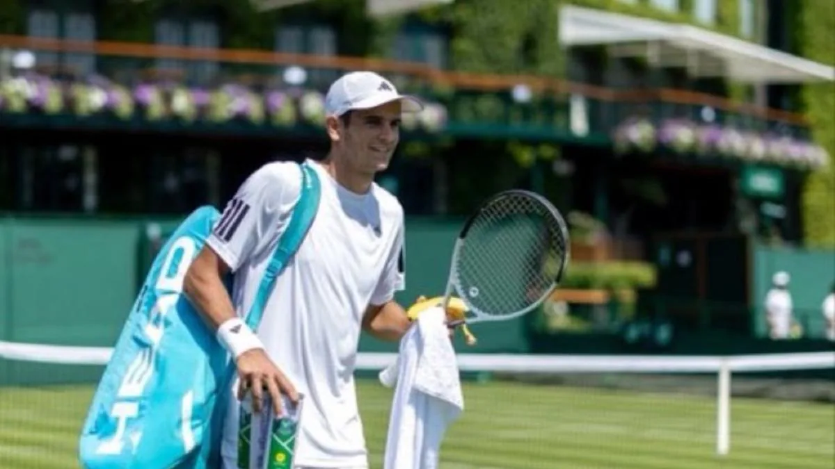 Rafa Jódar entrenando sobre césped para su debut en Wimbledon tras recuperarse de su lesión abdominal