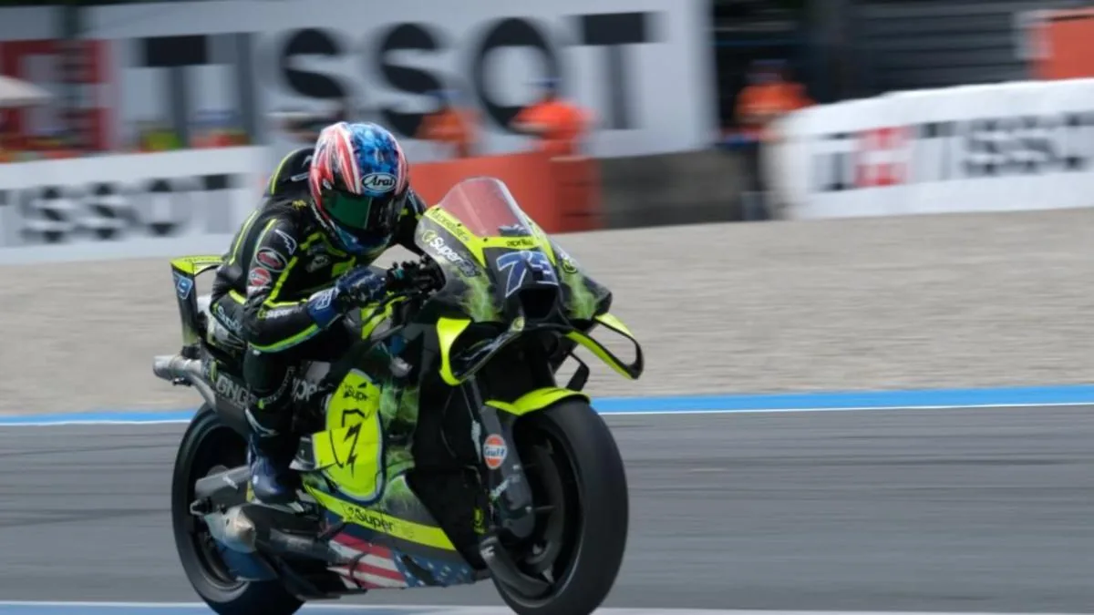 Ai Ogura cruzando la meta para celebrar su primera victoria en MotoGP durante el Gran Premio de los Países Bajos en Assen