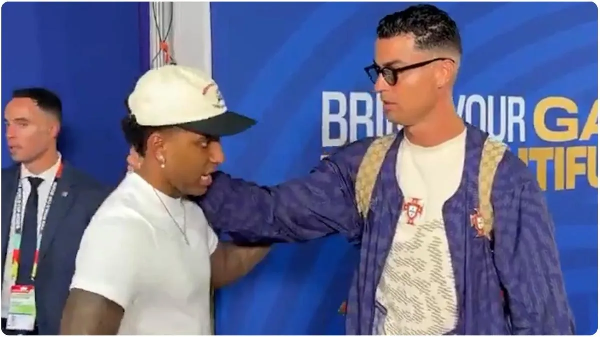 Cristiano Ronaldo conversando con Rodrygo y preguntando por su lesión
