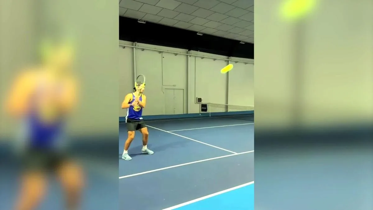 Carlos Alcaraz practicando con su raqueta después de superar una lesión en la muñeca, enfocado en su regreso a la pista dura.