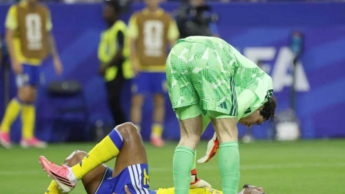 Futbolista sueco Hien atendido en el campo tras sufrir una lesión en el Mundial