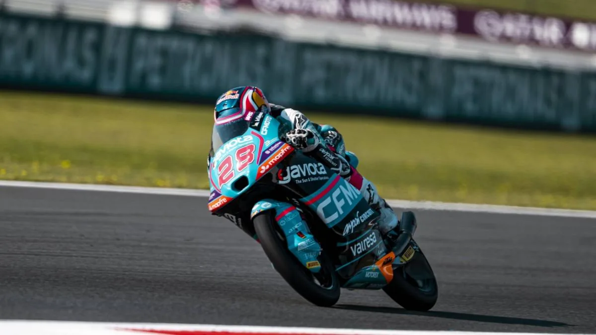 Máximo Quiles celebrando su victoria en la carrera de Moto3 del Gran Premio de los Países Bajos en Assen