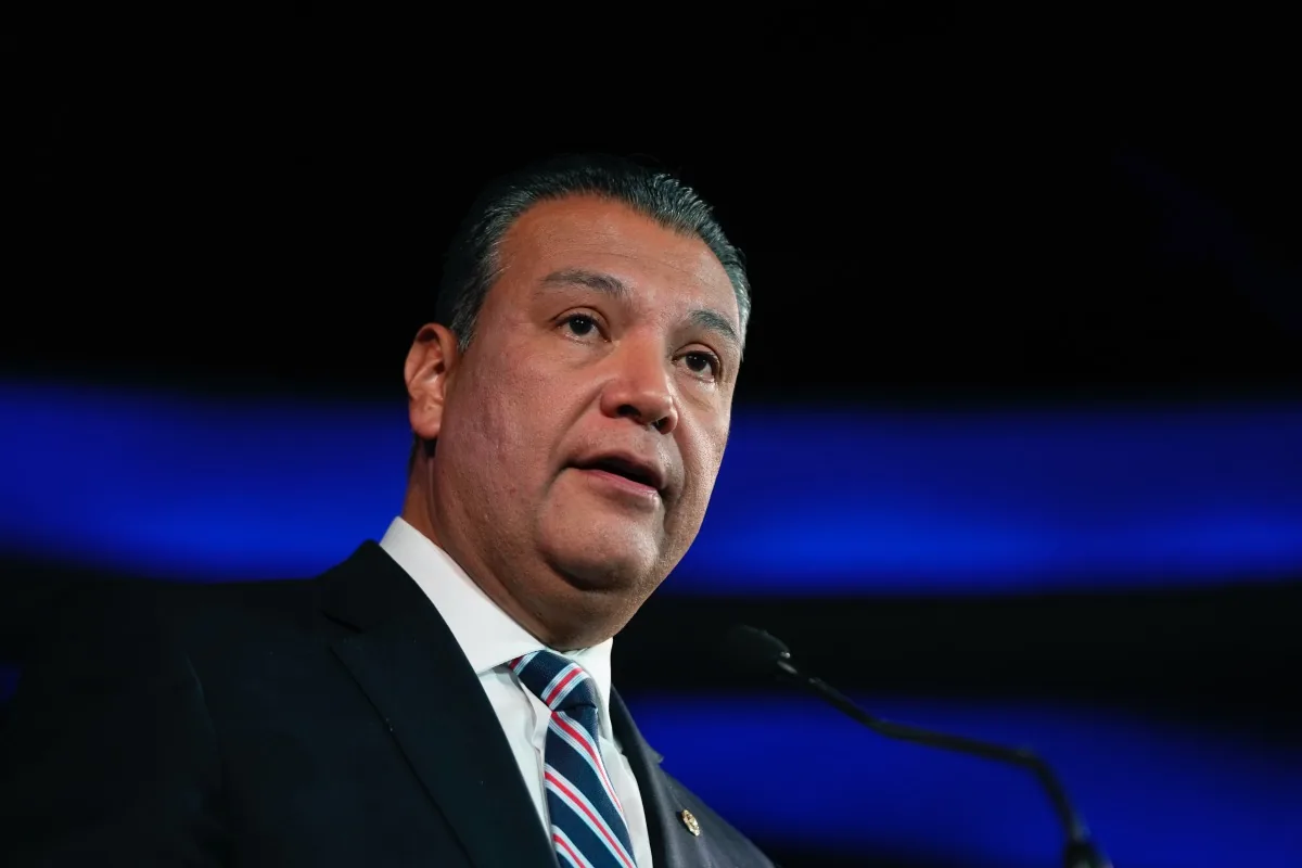 Legisladores y profesionales de salud mental apoyando a la comunidad latina