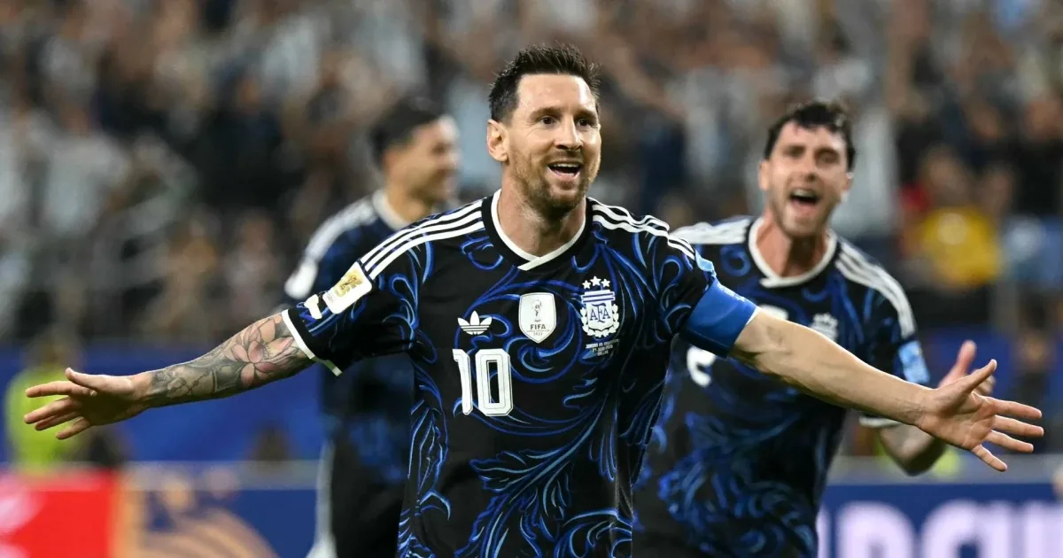 Lionel Messi celebra tras anotar su sexto gol en la Copa del Mundo con un tiro libre