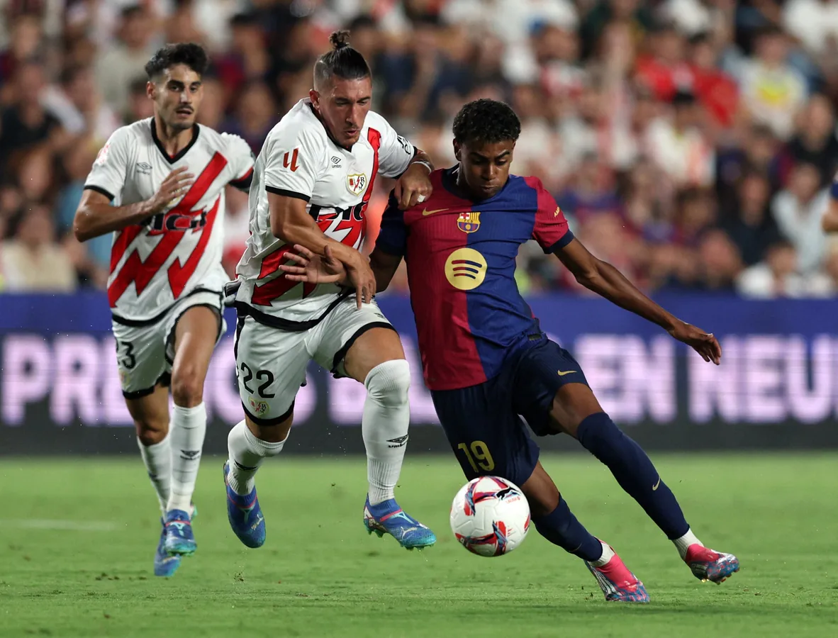 Partido de fútbol en el Estadio Olímpico Lluís Companys: Barcelona vs Rayo Vallecano en LaLiga