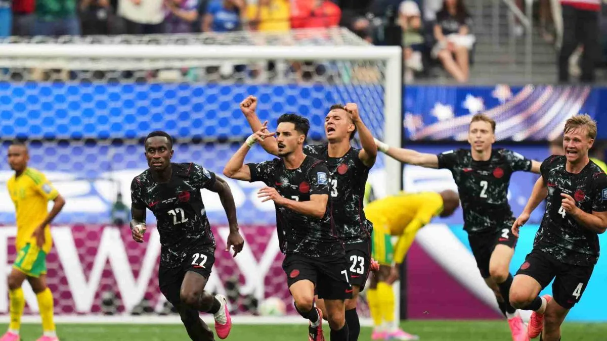 Eustaquio celebra el gol histórico que clasifica a Canadá a octavos de final del Mundial 2026 en SoFi Stadium, Los Ángeles.