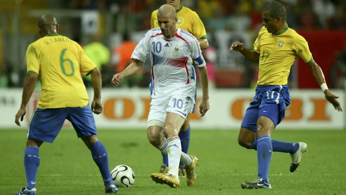 Ronaldo Nazário pide a Zinedine Zidane que abandone el vestuario de Brasil en la Copa del Mundo de 2006.