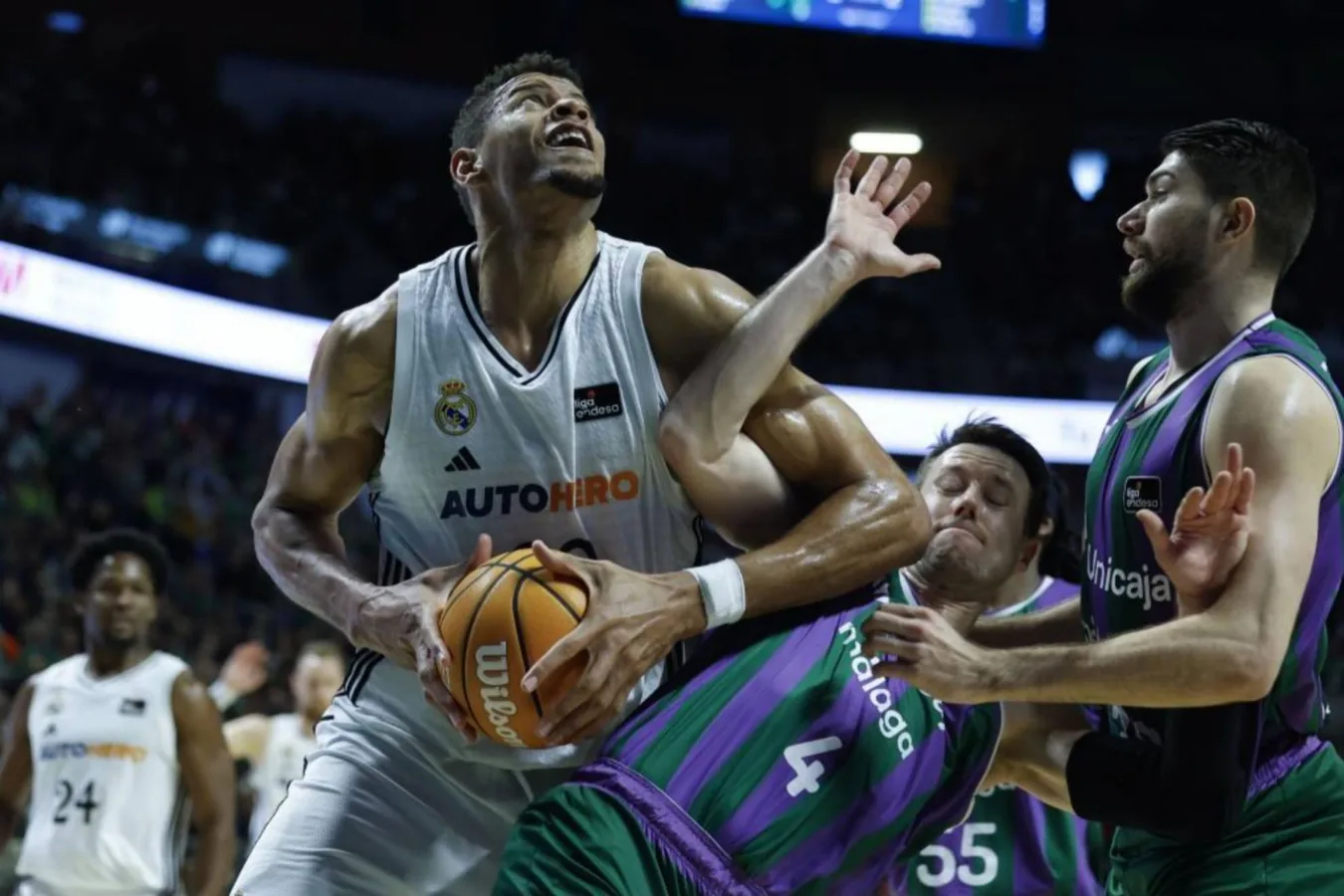 Jugadores del Real Madrid celebrando la victoria tras el partido histórico contra el Unicaja con 23 triples en la ACB