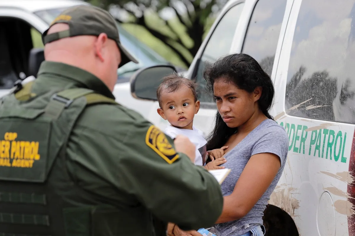 Agentes de la policía estatal de Texas procesando a migrantes separando a padres de sus hijos en la frontera sur
