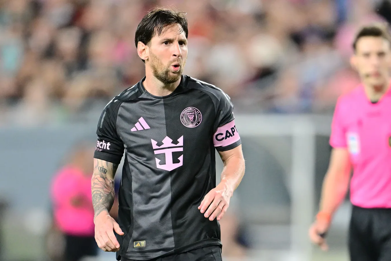 Lionel Messi celebrando con el Inter Miami en el estadio de Kansas City bajo clima frío durante la Concacaf Champions Cup 2025