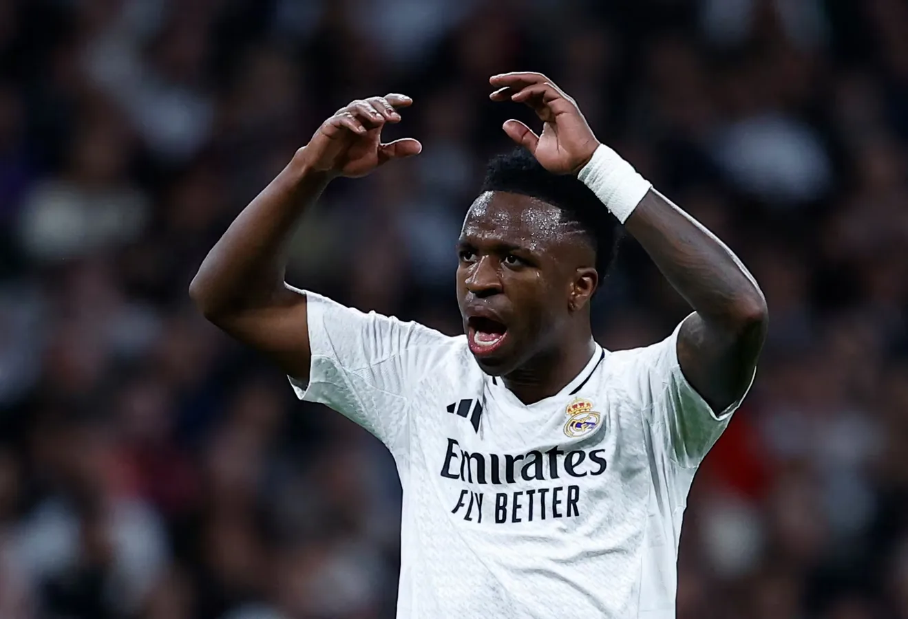 Vinicius Jr. junto al escudo del FC Alverca tras formalizar su participación mayoritaria en el club portugués