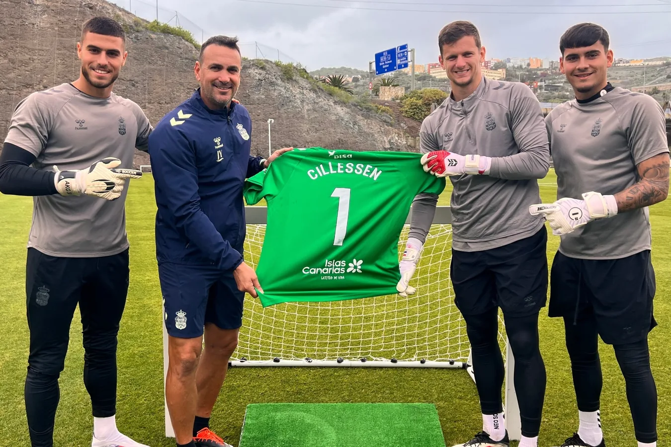 Porteros del filial del CD Las Palmas en entrenamiento tras la baja de Cillessen