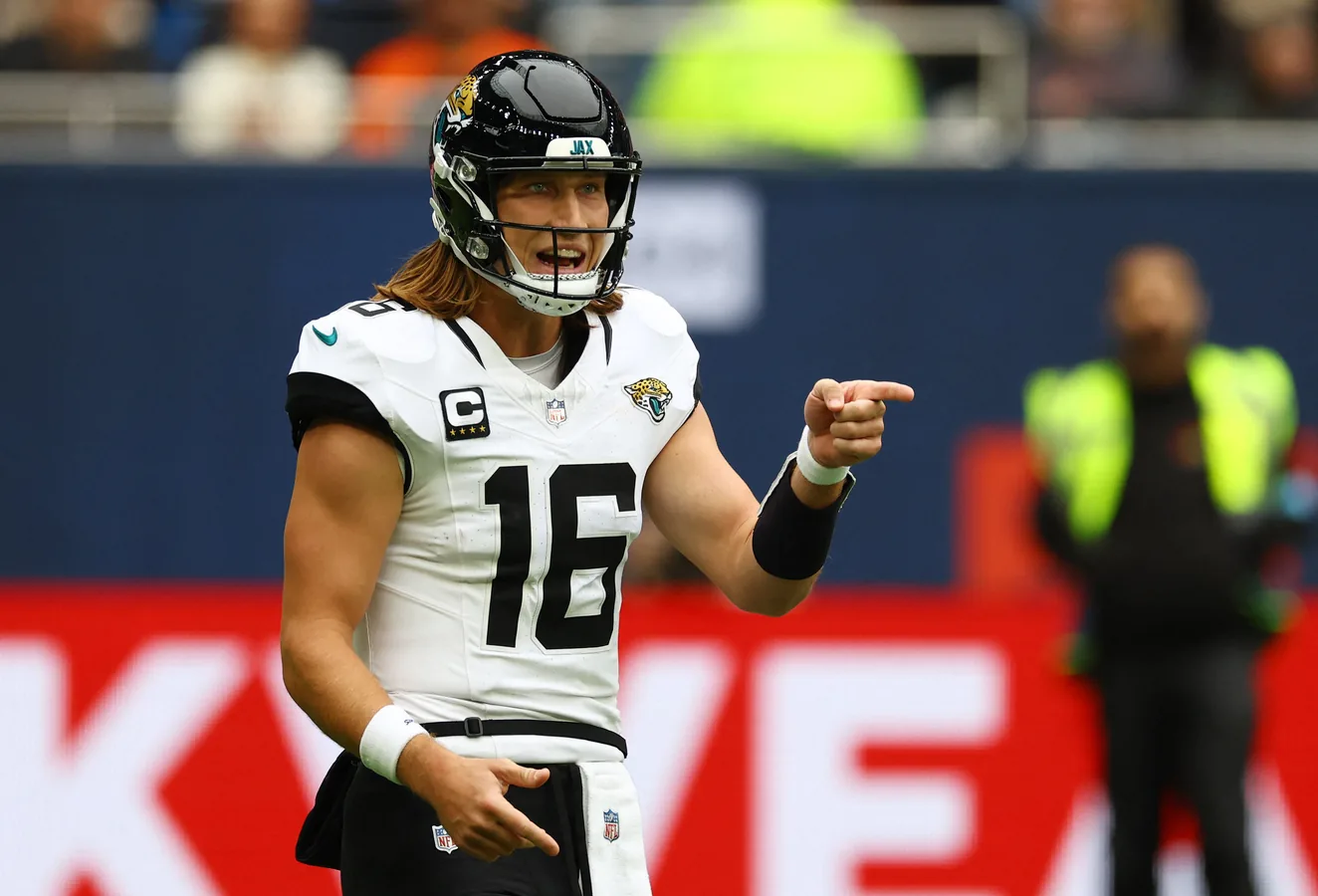 Trevor Lawrence en uniforme de los Jacksonville Jaguars celebrando en el campo