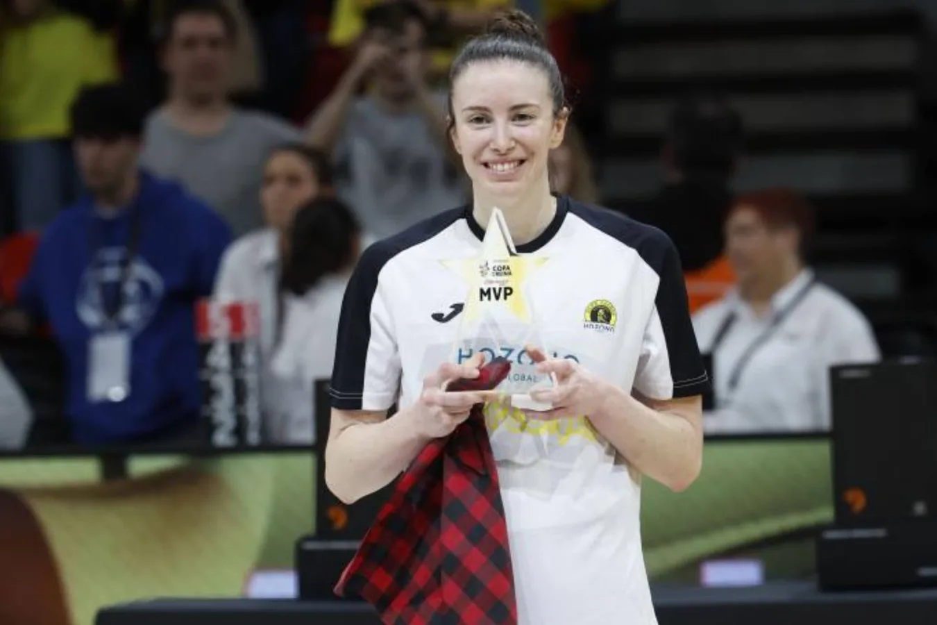 Aina Ayuso celebrando su condición de MVP con el Hozono Global Jairis en la final de la Copa de la Reina de baloncesto.