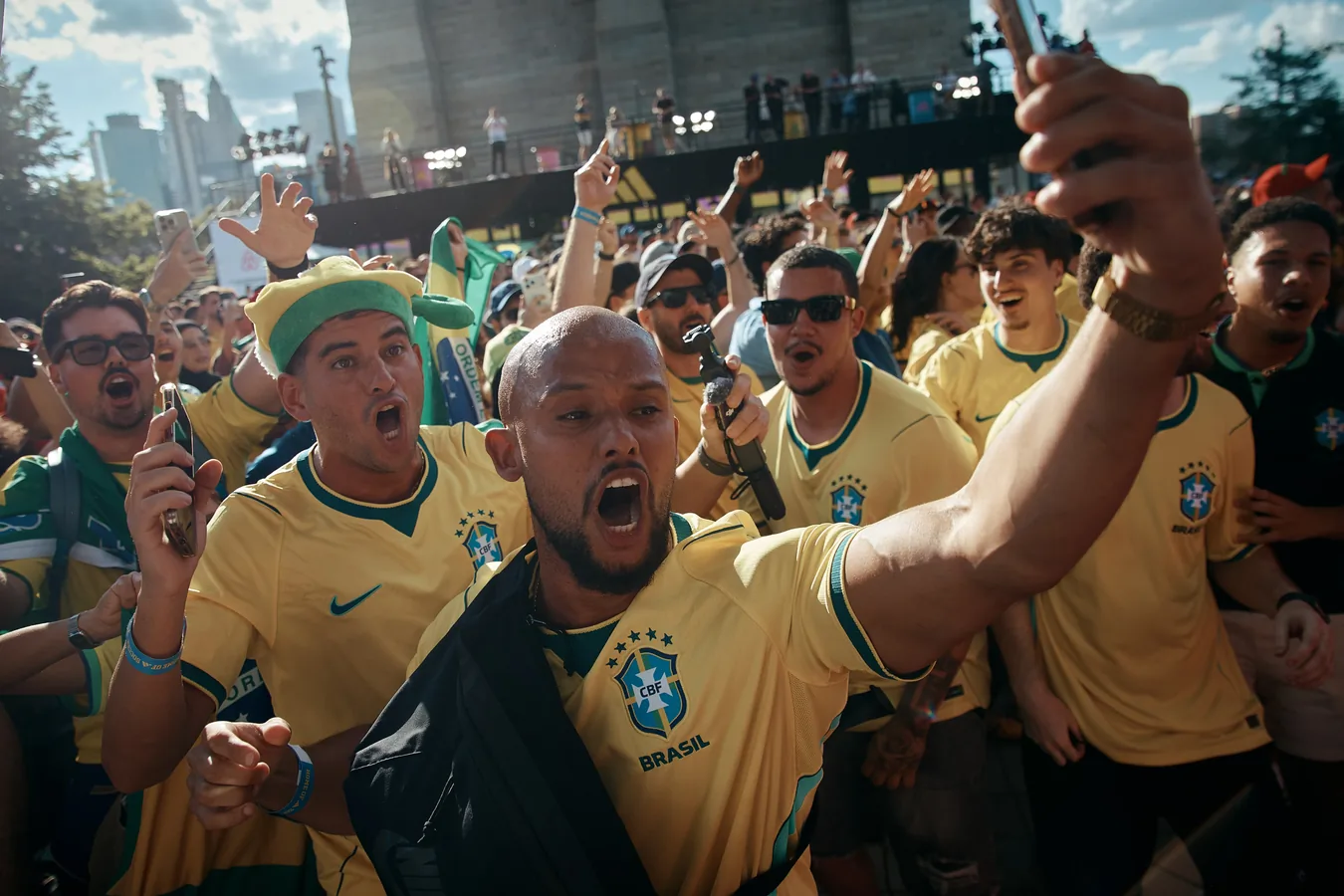 Afanáticos celebrando la Copa Mundial 2026 en una zona de activación de marca con pantalla LED, música en vivo y decoración oficial en EE. UU.