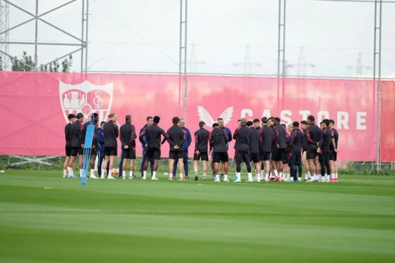 Directivos del Sevilla FC presenciando el entrenamiento del primer equipo