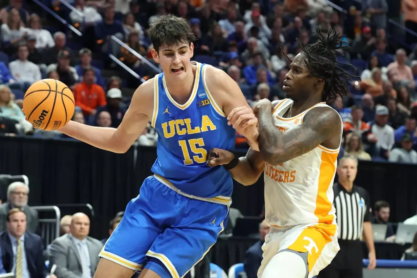 Aday Mara, pívot español de UCLA, celebra durante un partido del torneo de baloncesto de la NCAA