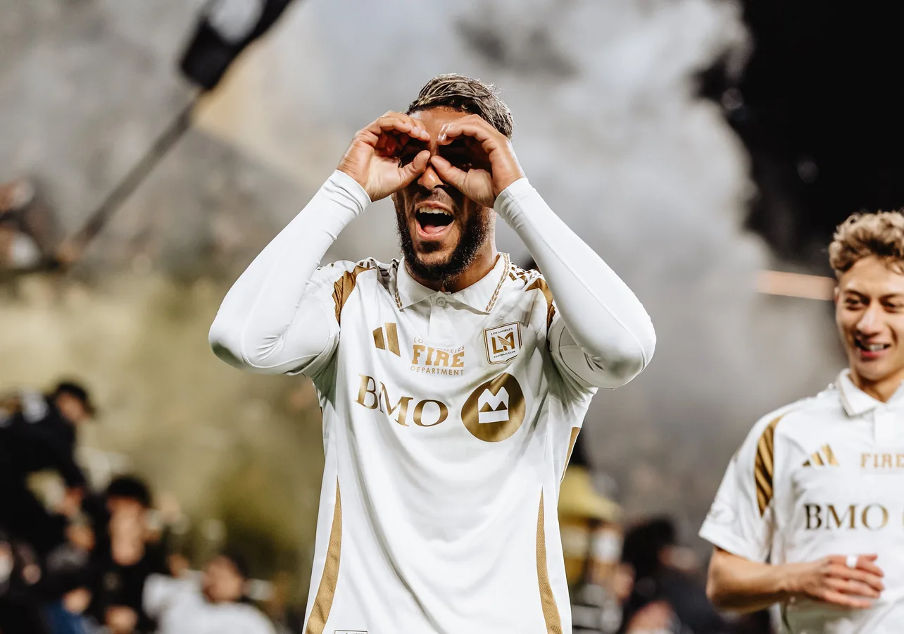 Jugadores de Colorado Rapids y LAFC en el campo durante la Concacaf Champions Cup 2025