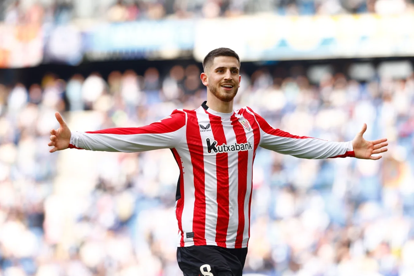 Iker Sancet en campo con la camiseta del Athletic Club, en pleno enfrentamiento contra el Villarreal dirigido por Marcelino