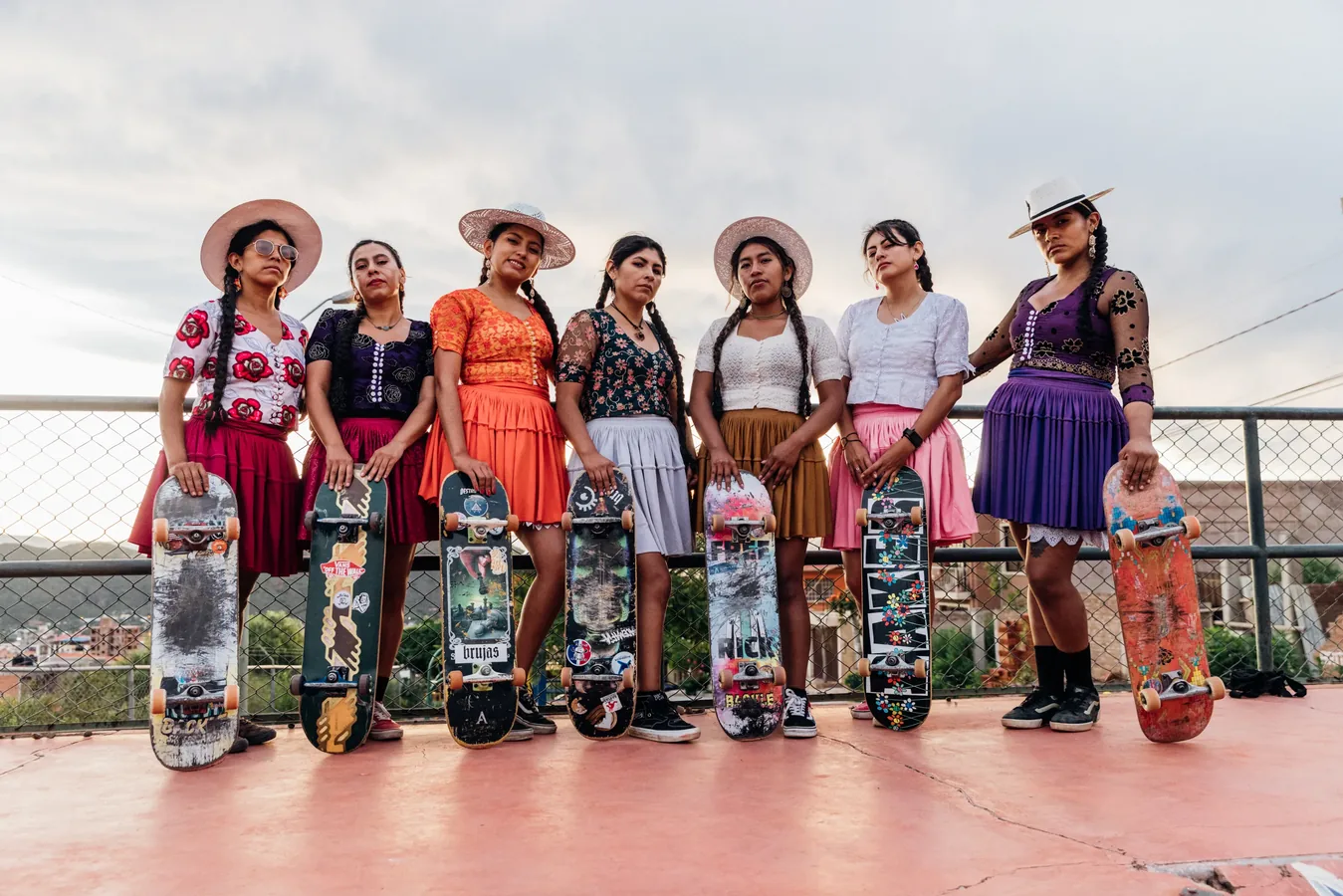 Jóvenes mujeres del colectivo Imilla Skate con sus tablas y textiles tradicionales en Cochabamba, Bolivia