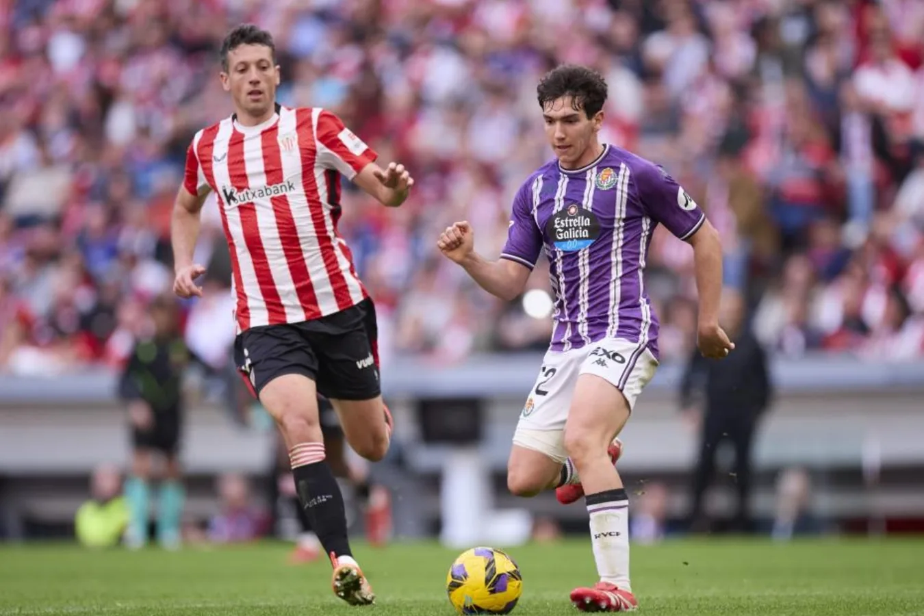 Mario Martín, centrocampista del Real Valladolid, en entrenamiento mostrando determinación y enfoque.