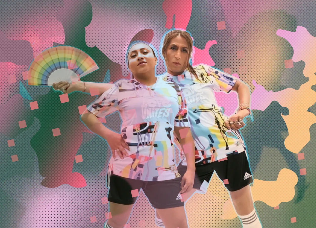 Jugadores de fútbol LGBTQ+ celebrando con camisetas arcoíris en un estadio latinoamericano durante un partido inclusivo.