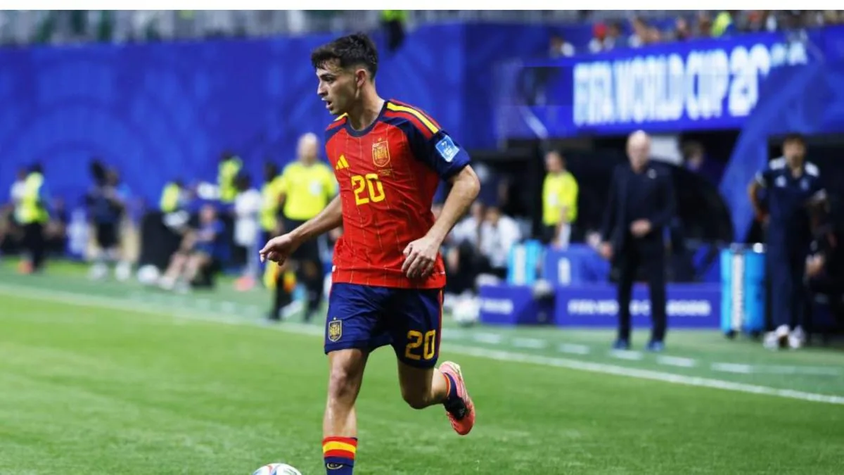 Pedri con la camiseta de la Selección Española concentrado en la cancha del Mundial