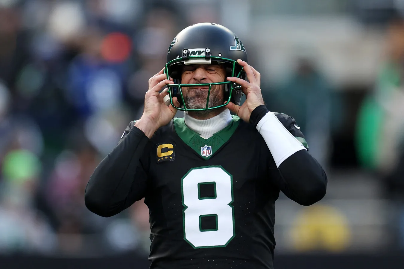 Aaron Rodgers vistiendo la camiseta de los New York Jets durante un partido de la NFL