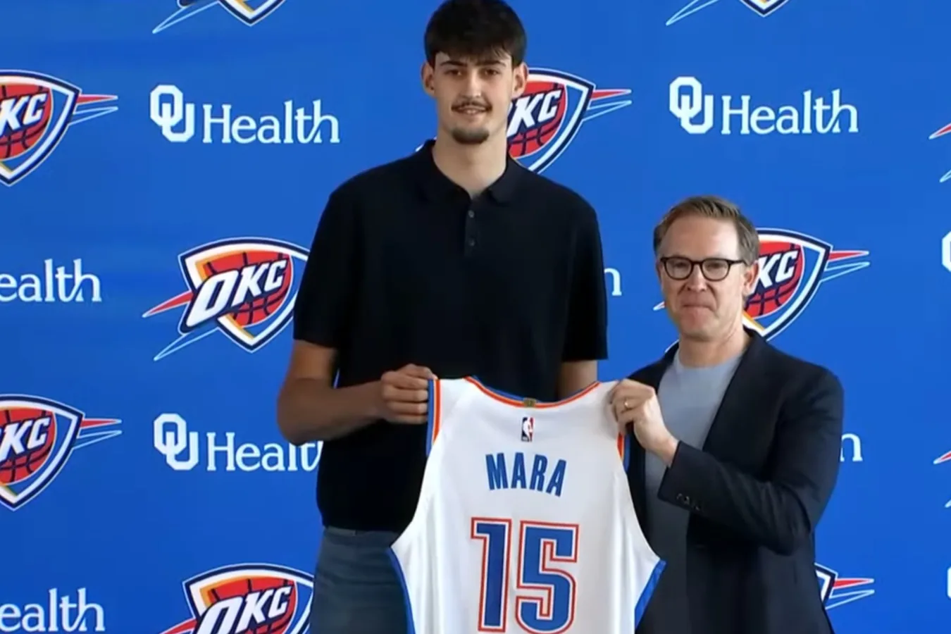 Aday Mara posando con la equipación oficial de los Oklahoma City Thunder y el dorsal 15 en su presentación NBA