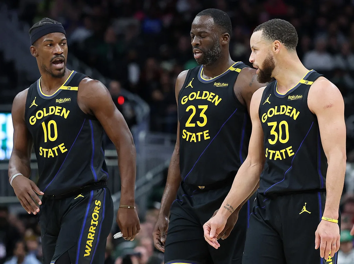 Steph Curry, Draymond Green y Jimmy Butler celebrando juntos en la cancha de los Warriors