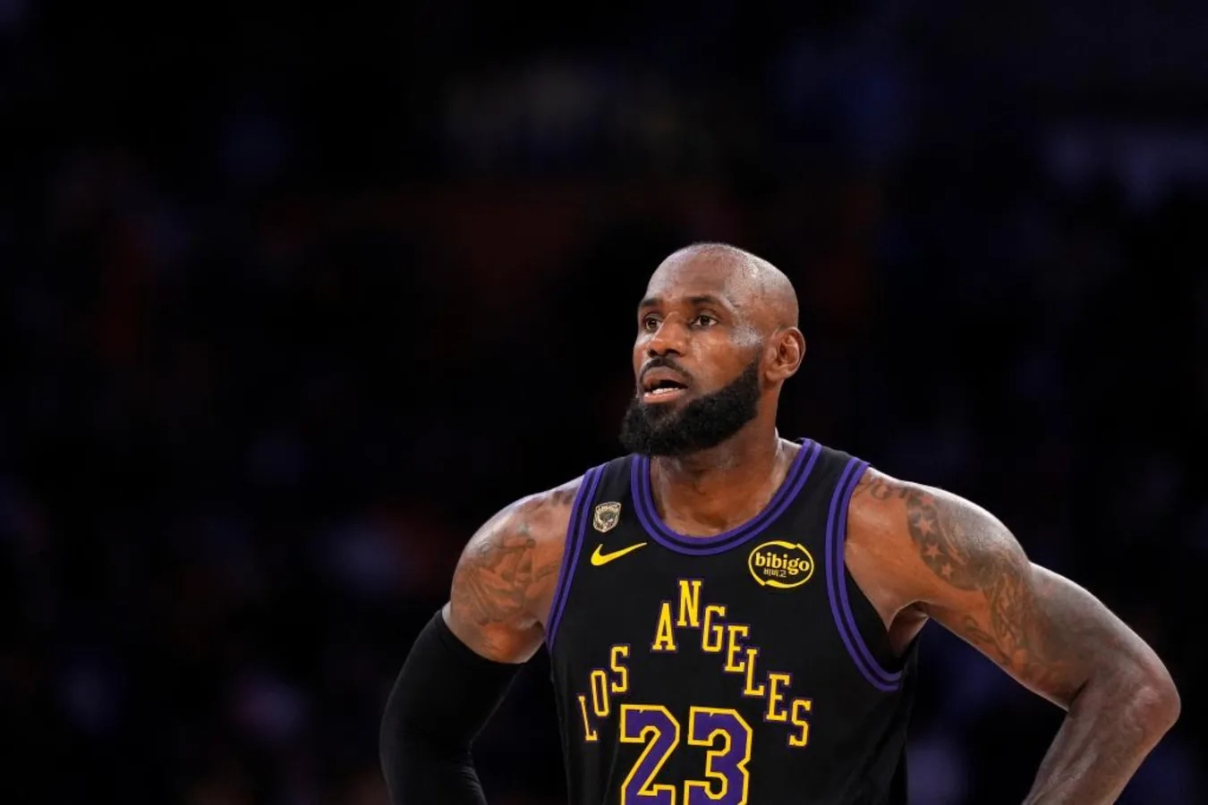 LeBron James entrenando con los Lakers mientras se negocia su renovación contractual